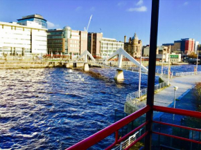Glasgow City Centre Flat with River Views and Parking
